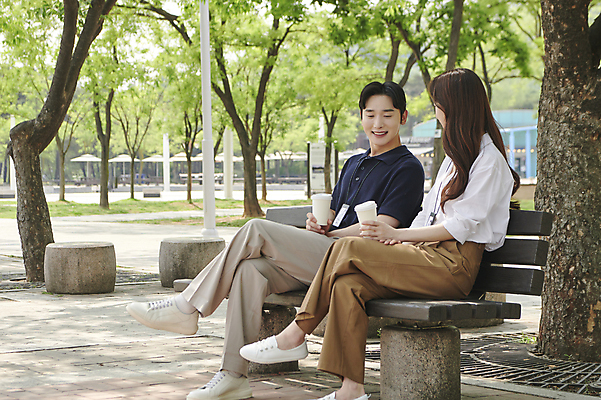 포토 JPG 주간 전신 나무 응시 공원 여자 남자 커피 벤치 티타임 미소 들기 앉기 20대 성인 야외 두명 옆모습 비즈니스라이프 한국인 다리꼬기 비즈니스맨 비즈니스우먼 세미정장 성인만 내려보기 국내포토 자연요소 식물 라이프스타일 시선 공공시설 음료 뷰포인트 의자 비즈니스 모션 휴식 표정 사람 동양인 정장 청년 직장인 파일형식