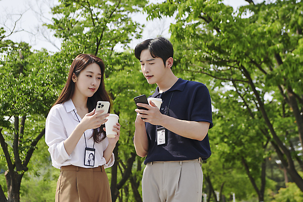 포토 JPG 주간 나무 응시 공원 여자 남자 커피 티타임 들기 상반신 20대 성인 야외 두명 앞모습 스마트폰 한국인 비즈니스맨 비즈니스우먼 찡그림 확인 공유 사원증 세미정장 성인만 국내포토 자연요소 식물 시선 공공시설 음료 뷰포인트 비즈니스 모션 휴식 표정 사람 동양인 정장 청년 핸드폰 스마트기기 직장인 파일형식