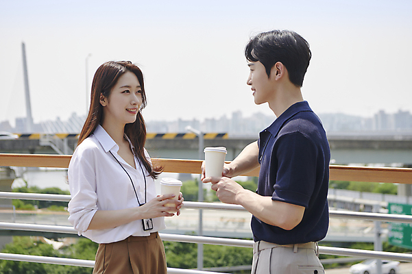 포토 JPG 주간 여자 남자 커피 티타임 대화 미소 들기 상반신 20대 성인 야외 두명 옆모습 비즈니스라이프 마주보기 기댐 한국인 비즈니스맨 비즈니스우먼 육교 사원증 세미정장 성인만 국내포토 자연요소 라이프스타일 음료 뷰포인트 비즈니스 모션 휴식 표정 말하기 사람 동양인 정장 청년 다리_건축물 직장인 파일형식