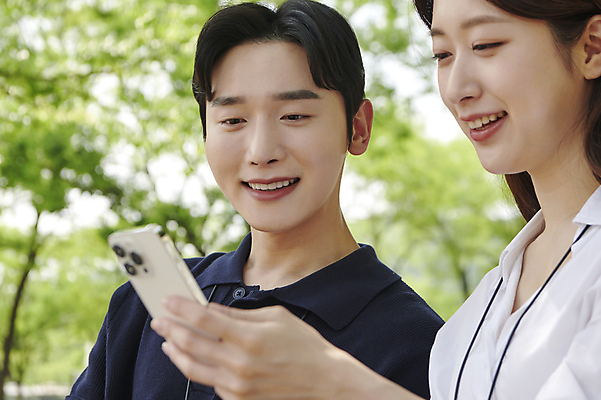 포토 JPG 주간 응시 여자 남자 미소 들기 앉기 상반신 20대 성인 야외 두명 앞모습 옆모습 비즈니스라이프 스마트폰 한국인 비즈니스맨 비즈니스우먼 확인 사원증 세미정장 성인만 국내포토 자연요소 라이프스타일 시선 뷰포인트 비즈니스 모션 표정 사람 동양인 정장 청년 핸드폰 스마트기기 직장인 파일형식