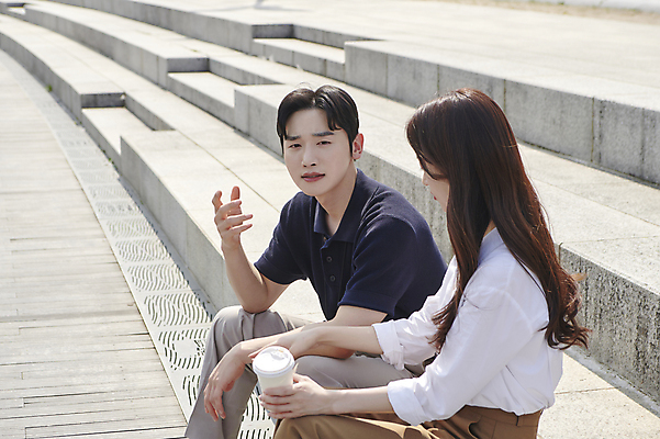 포토 JPG 주간 공원 여자 남자 커피 티타임 말하기 대화 들기 앉기 손짓 상반신 20대 성인 야외 두명 옆모습 듣기 한국인 분노 비즈니스맨 비즈니스우먼 찡그림 세미정장 성인만 억울 국내포토 자연요소 공공시설 감정 음료 뷰포인트 비즈니스 모션 휴식 표정 사람 동양인 정장 청년 직장인 파일형식