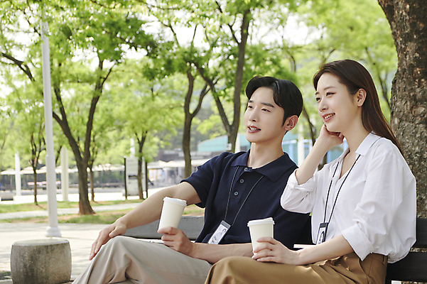 포토 JPG 주간 응시 공원 여자 남자 커피 벤치 티타임 미소 들기 앉기 손짓 상반신 20대 성인 야외 두명 옆모습 비즈니스라이프 한국인 비즈니스맨 비즈니스우먼 세미정장 성인만 국내포토 자연요소 라이프스타일 시선 공공시설 음료 뷰포인트 의자 비즈니스 모션 휴식 표정 사람 동양인 정장 청년 직장인 파일형식
