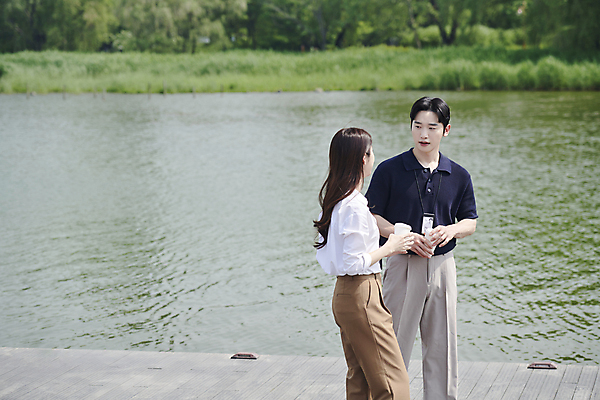 포토 JPG 주간 공원 여자 남자 커피 티타임 대화 들기 상반신 20대 성인 야외 두명 앞모습 옆모습 비즈니스라이프 강 마주보기 걷기 산책 한국인 비즈니스맨 비즈니스우먼 세미정장 성인만 국내포토 자연요소 라이프스타일 공공시설 음료 뷰포인트 비즈니스 모션 휴식 말하기 사람 동양인 정장 청년 직장인 파일형식