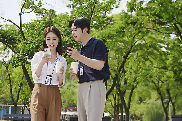 포토 JPG 주간 응시 공원 여자 남자 커피 티타임 대화 미소 들기 앉기 상반신 20대 성인 야외 두명 앞모습 옆모습 비즈니스라이프 스마트폰 산책 한국인 비즈니스맨 비즈니스우먼 확인 사원증 세미정장 성인만 국내포토 자연요소 라이프스타일 시선 공공시설 음료 뷰포인트 비즈니스 모션 휴식 표정 말하기 사람 동양인 정장 청년 핸드폰 스마트기기 직장인 파일형식