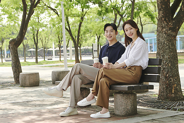 포토 JPG 주간 전신 나무 공원 여자 남자 커피 벤치 티타임 미소 들기 앉기 20대 성인 야외 두명 옆모습 비즈니스라이프 한국인 다리꼬기 비즈니스맨 비즈니스우먼 세미정장 성인만 국내포토 자연요소 식물 라이프스타일 공공시설 음료 뷰포인트 의자 비즈니스 모션 휴식 표정 사람 동양인 정장 청년 직장인 파일형식