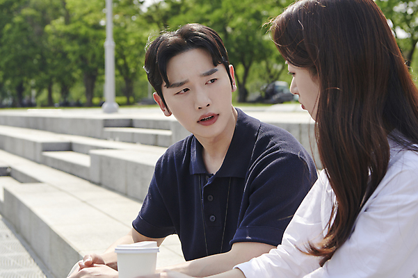 포토 JPG 주간 공원 여자 남자 커피 티타임 말하기 대화 들기 앉기 상반신 20대 성인 야외 두명 옆모습 마주보기 듣기 한국인 분노 비즈니스맨 비즈니스우먼 찡그림 세미정장 성인만 억울 국내포토 자연요소 공공시설 감정 음료 뷰포인트 비즈니스 모션 휴식 표정 사람 동양인 정장 청년 직장인 파일형식