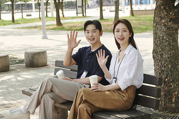 포토 JPG 주간 전신 공원 여자 남자 커피 벤치 티타임 미소 들기 앉기 상반신 20대 성인 야외 두명 옆모습 비즈니스라이프 한국인 다리꼬기 비즈니스맨 비즈니스우먼 손인사 세미정장 성인만 국내포토 자연요소 라이프스타일 공공시설 음료 뷰포인트 의자 비즈니스 모션 휴식 표정 사람 동양인 정장 청년 인사 직장인 파일형식