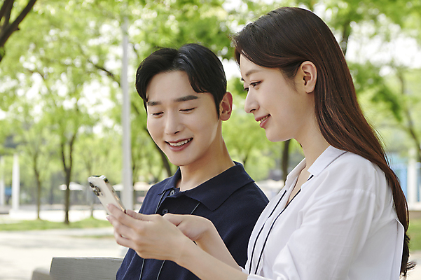 포토 JPG 주간 응시 공원 여자 남자 미소 들기 앉기 상반신 20대 성인 야외 두명 옆모습 스마트폰 한국인 가리킴 비즈니스맨 비즈니스우먼 확인 보여주기 세미정장 성인만 국내포토 자연요소 시선 공공시설 뷰포인트 비즈니스 모션 표정 사람 동양인 정장 손짓 청년 핸드폰 스마트기기 직장인 파일형식