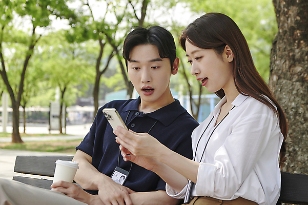 포토 JPG 주간 응시 공원 여자 남자 커피 티타임 들기 앉기 상반신 20대 성인 야외 두명 옆모습 스마트폰 놀람 한국인 비즈니스맨 비즈니스우먼 확인 세미정장 성인만 국내포토 자연요소 시선 공공시설 감정 음료 뷰포인트 비즈니스 모션 휴식 표정 사람 동양인 정장 청년 핸드폰 스마트기기 직장인 파일형식