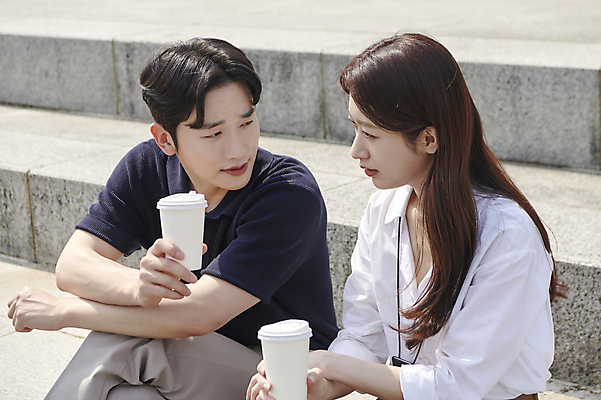 포토 JPG 주간 공원 여자 남자 커피 티타임 대화 들기 앉기 상반신 20대 성인 야외 두명 앞모습 옆모습 한국인 비즈니스맨 비즈니스우먼 찡그림 세미정장 성인만 국내포토 자연요소 공공시설 음료 뷰포인트 비즈니스 모션 휴식 표정 말하기 사람 동양인 정장 청년 직장인 파일형식