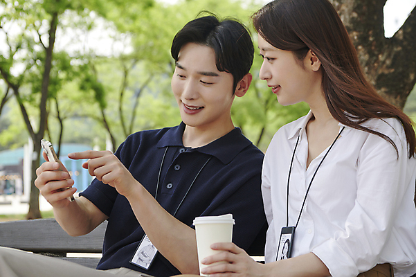 포토 JPG 주간 응시 공원 여자 남자 커피 티타임 미소 들기 앉기 상반신 20대 성인 야외 두명 앞모습 옆모습 스마트폰 한국인 가리킴 비즈니스맨 비즈니스우먼 확인 보여주기 사원증 세미정장 성인만 국내포토 자연요소 시선 공공시설 음료 뷰포인트 비즈니스 모션 휴식 표정 사람 동양인 정장 손짓 청년 핸드폰 스마트기기 직장인 파일형식