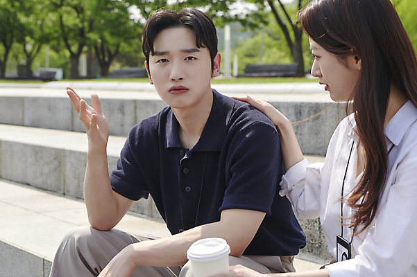 포토 JPG 주간 공원 여자 남자 커피 티타임 말하기 대화 미소 들기 앉기 손짓 상반신 20대 성인 야외 두명 앞모습 옆모습 한국인 비즈니스맨 비즈니스우먼 찡그림 격려 위로 세미정장 성인만 어깨에손 억울 국내포토 자연요소 공공시설 감정 음료 뷰포인트 비즈니스 모션 휴식 표정 사람 동양인 정장 청년 직장인 파일형식