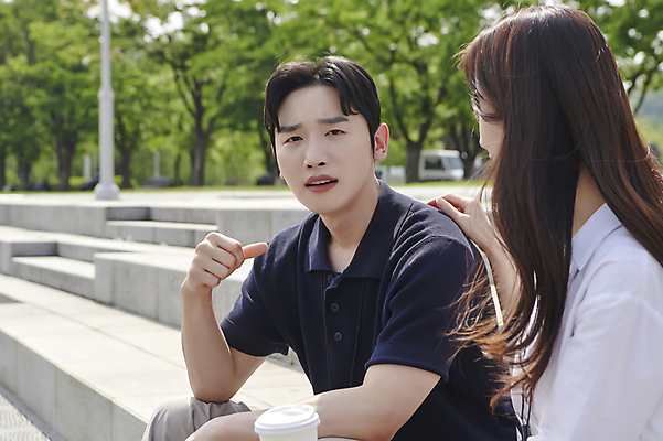 포토 JPG 주간 공원 여자 남자 티타임 말하기 대화 앉기 상반신 20대 성인 야외 두명 앞모습 옆모습 한국인 분노 비즈니스맨 비즈니스우먼 찡그림 격려 위로 세미정장 성인만 어깨에손 국내포토 자연요소 공공시설 감정 뷰포인트 비즈니스 모션 휴식 표정 사람 동양인 정장 청년 직장인 파일형식