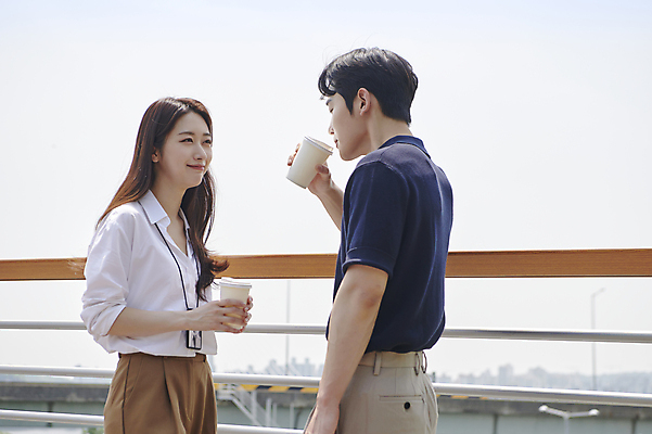 포토 JPG 주간 여자 남자 커피 티타임 미소 들기 상반신 20대 성인 야외 두명 옆모습 비즈니스라이프 마주보기 한국인 마시기 비즈니스맨 비즈니스우먼 육교 세미정장 성인만 국내포토 자연요소 라이프스타일 음료 뷰포인트 비즈니스 모션 휴식 표정 사람 동양인 정장 청년 다리_건축물 직장인 파일형식