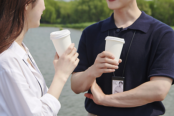 포토 JPG 주간 공원 여자 남자 커피 티타임 들기 상반신 20대 성인 야외 두명 앞모습 옆모습 팔짱 한국인 비즈니스맨 비즈니스우먼 사원증 세미정장 성인만 국내포토 자연요소 공공시설 음료 뷰포인트 비즈니스 모션 휴식 사람 동양인 정장 청년 직장인 파일형식