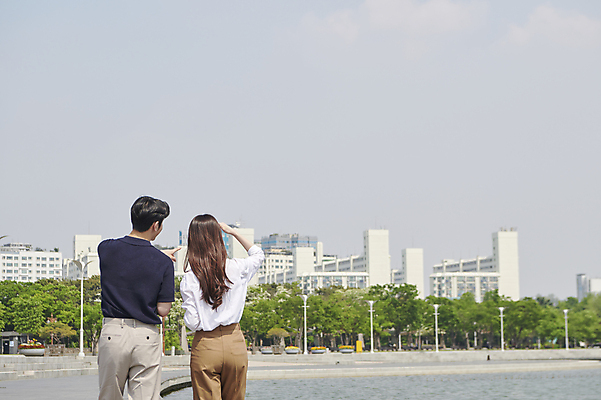 포토 JPG 주간 공원 여자 남자 하늘 티타임 상반신 20대 성인 야외 두명 뒷모습 비즈니스라이프 강 걷기 산책 한국인 가리킴 비즈니스맨 비즈니스우먼 멀리보기 세미정장 성인만 국내포토 자연요소 라이프스타일 공공시설 뷰포인트 비즈니스 모션 휴식 사람 동양인 정장 손짓 청년 직장인 파일형식