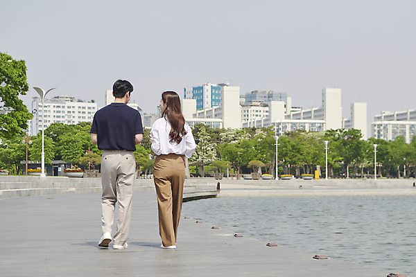 포토 JPG 주간 전신 공원 여자 남자 티타임 대화 20대 성인 야외 두명 뒷모습 강 걷기 산책 한국인 비즈니스맨 비즈니스우먼 세미정장 성인만 국내포토 자연요소 공공시설 뷰포인트 비즈니스 모션 휴식 말하기 사람 동양인 정장 청년 직장인 파일형식