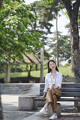포토 JPG 주간 전신 나무 공원 여자 여유 커피 벤치 티타임 휴식 한명 미소 들기 앉기 20대 성인 야외 앞모습 비즈니스라이프 눈감음 한국인 다리꼬기 비즈니스우먼 세미정장 성인여자한명만 국내포토 자연요소 식물 1 라이프스타일 공공시설 감정 음료 뷰포인트 컨셉 의자 비즈니스 모션 표정 사람 동양인 정장 청년 직장인 여자한명만 성인여자만 파일형식