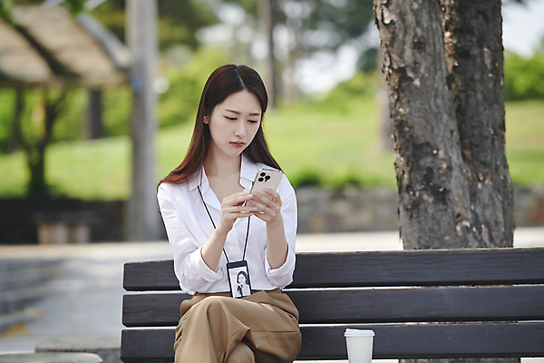 포토 JPG 주간 공원 여자 커피 벤치 티타임 한명 들기 앉기 상반신 20대 성인 야외 앞모습 아웃포커스 비즈니스라이프 스마트폰 한국인 비즈니스우먼 찡그림 불안 확인 곤란 세미정장 성인여자한명만 국내포토 자연요소 1 라이프스타일 공공시설 감정 음료 뷰포인트 의자 비즈니스 모션 휴식 촬영기법 표정 사람 동양인 정장 청년 핸드폰 스마트기기 직장인 여자한명만 성인여자만 파일형식