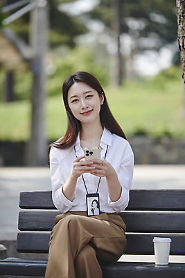 포토 JPG 주간 공원 여자 여유 커피 벤치 티타임 한명 미소 들기 앉기 상반신 20대 성인 야외 앞모습 아웃포커스 비즈니스라이프 스마트폰 한국인 다리꼬기 비즈니스우먼 세미정장 성인여자한명만 국내포토 자연요소 1 라이프스타일 공공시설 감정 음료 뷰포인트 의자 비즈니스 모션 휴식 촬영기법 표정 사람 동양인 정장 청년 핸드폰 스마트기기 직장인 여자한명만 성인여자만 파일형식