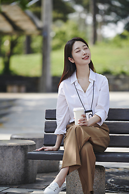 포토 JPG 주간 전신 공원 여자 여유 커피 벤치 티타임 휴식 한명 미소 들기 앉기 20대 성인 야외 앞모습 아웃포커스 비즈니스라이프 눈감음 한국인 다리꼬기 비즈니스우먼 고개들기 세미정장 성인여자한명만 국내포토 자연요소 1 라이프스타일 공공시설 감정 음료 뷰포인트 컨셉 의자 비즈니스 모션 촬영기법 표정 사람 동양인 정장 청년 직장인 여자한명만 성인여자만 파일형식