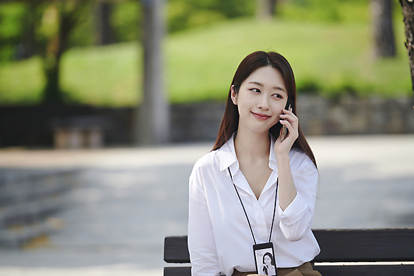 포토 JPG 주간 공원 여자 여유 벤치 한명 미소 들기 앉기 상반신 20대 성인 야외 앞모습 아웃포커스 비즈니스라이프 스마트폰 한국인 비즈니스우먼 통화 세미정장 성인여자한명만 국내포토 자연요소 1 라이프스타일 공공시설 감정 뷰포인트 의자 비즈니스 모션 촬영기법 표정 사람 동양인 정장 청년 핸드폰 스마트기기 직장인 여자한명만 성인여자만 파일형식