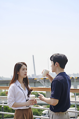 포토 JPG 주간 응시 여자 남자 커피 티타임 대화 들기 손짓 상반신 20대 성인 야외 두명 옆모습 비즈니스라이프 마주보기 한국인 비즈니스맨 비즈니스우먼 육교 사원증 세미정장 성인만 국내포토 자연요소 라이프스타일 시선 음료 뷰포인트 비즈니스 모션 휴식 말하기 사람 동양인 정장 청년 다리_건축물 직장인 파일형식