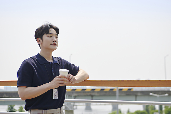 포토 JPG 주간 응시 남자 커피 티타임 한명 미소 들기 상반신 20대 성인 야외 옆모습 비즈니스라이프 기댐 한국인 비즈니스맨 육교 사원증 세미정장 성인남자한명만 국내포토 자연요소 1 라이프스타일 시선 음료 뷰포인트 비즈니스 모션 휴식 표정 사람 동양인 정장 청년 다리_건축물 직장인 남자한명만 성인남자만 파일형식