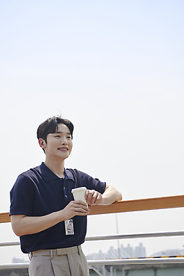 포토 JPG 주간 응시 남자 커피 티타임 한명 미소 들기 상반신 20대 성인 야외 옆모습 비즈니스라이프 기댐 한국인 비즈니스맨 육교 사원증 세미정장 성인남자한명만 국내포토 자연요소 1 라이프스타일 시선 음료 뷰포인트 비즈니스 모션 휴식 표정 사람 동양인 정장 청년 다리_건축물 직장인 남자한명만 성인남자만 파일형식