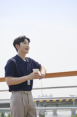 포토 JPG 주간 응시 남자 커피 티타임 한명 미소 들기 상반신 20대 성인 야외 옆모습 비즈니스라이프 기댐 한국인 비즈니스맨 육교 사원증 세미정장 성인남자한명만 국내포토 자연요소 1 라이프스타일 시선 음료 뷰포인트 비즈니스 모션 휴식 표정 사람 동양인 정장 청년 다리_건축물 직장인 남자한명만 성인남자만 파일형식