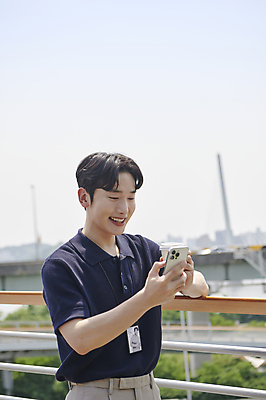 포토 JPG 주간 응시 남자 한명 미소 들기 상반신 20대 성인 야외 옆모습 비즈니스라이프 스마트폰 터치 한국인 비즈니스맨 확인 육교 사원증 세미정장 성인남자한명만 국내포토 자연요소 1 라이프스타일 시선 뷰포인트 비즈니스 모션 표정 사람 동양인 정장 청년 핸드폰 스마트기기 다리_건축물 직장인 남자한명만 성인남자만 파일형식