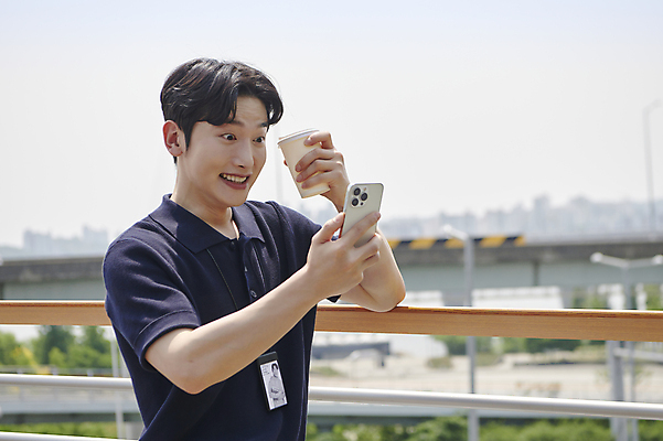 포토 JPG 주간 남자 커피 티타임 한명 들기 상반신 20대 성인 야외 옆모습 비즈니스라이프 스마트폰 놀람 한국인 비즈니스맨 확인 육교 사원증 세미정장 성인남자한명만 국내포토 자연요소 1 라이프스타일 감정 음료 뷰포인트 비즈니스 모션 휴식 표정 사람 동양인 정장 청년 핸드폰 스마트기기 다리_건축물 직장인 남자한명만 성인남자만 파일형식