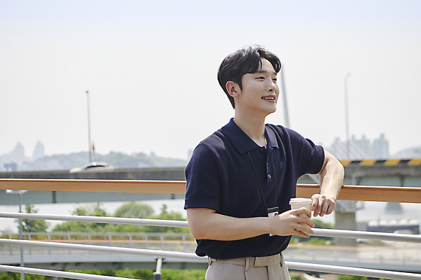 포토 JPG 주간 응시 남자 커피 티타임 한명 미소 들기 상반신 20대 성인 야외 옆모습 비즈니스라이프 한국인 비즈니스맨 육교 세미정장 성인남자한명만 국내포토 자연요소 1 라이프스타일 시선 음료 뷰포인트 비즈니스 모션 휴식 표정 사람 동양인 정장 청년 다리_건축물 직장인 남자한명만 성인남자만 파일형식