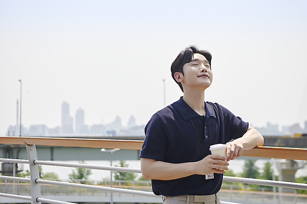 포토 JPG 주간 남자 여유 커피 티타임 휴식 한명 미소 들기 상반신 20대 성인 야외 옆모습 비즈니스라이프 눈감음 한국인 비즈니스맨 고개들기 육교 사원증 세미정장 성인남자한명만 국내포토 자연요소 1 라이프스타일 감정 음료 뷰포인트 컨셉 비즈니스 모션 표정 사람 동양인 정장 청년 다리_건축물 직장인 남자한명만 성인남자만 파일형식