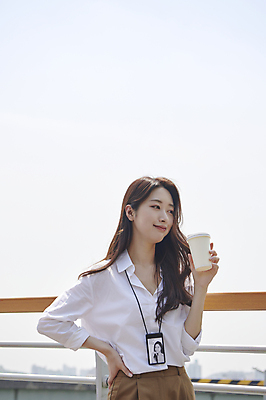 포토 JPG 주간 응시 여자 커피 허리손 티타임 한명 미소 들기 상반신 20대 성인 야외 옆모습 비즈니스라이프 한국인 비즈니스우먼 육교 사원증 세미정장 성인여자한명만 국내포토 자연요소 1 라이프스타일 시선 음료 뷰포인트 포즈 비즈니스 모션 휴식 표정 사람 동양인 정장 청년 다리_건축물 직장인 여자한명만 성인여자만 파일형식