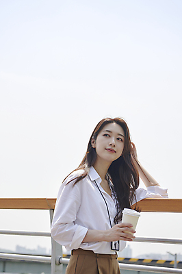 포토 JPG 주간 여자 커피 티타임 한명 미소 들기 상반신 20대 성인 야외 옆모습 비즈니스라이프 기댐 한국인 올려보기 비즈니스우먼 육교 사원증 세미정장 성인여자한명만 국내포토 자연요소 1 라이프스타일 음료 뷰포인트 비즈니스 모션 휴식 표정 사람 동양인 정장 청년 다리_건축물 직장인 여자한명만 성인여자만 파일형식