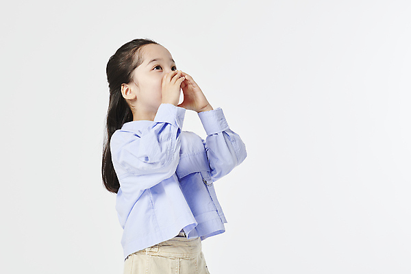 포토 JPG 스튜디오촬영 여자 어린이 한명 손짓 소녀 상반신 옆모습 외침 한국인 올려보기 손모으기 소녀한명만 국내포토 1 뷰포인트 모션 실내 사람 동양인 소리 여자한명만 소녀만 파일형식