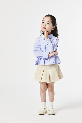 포토 JPG 스튜디오촬영 전신 여자 어린이 생각 한명 서기 소녀 앞모습 옆모습 팔짱 턱괴기 한국인 올려보기 고민 소녀한명만 국내포토 1 감정 뷰포인트 모션 실내 사람 동양인 여자한명만 소녀만 파일형식