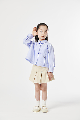 포토 JPG 스튜디오촬영 전신 여자 어린이 한명 서기 손짓 소녀 앞모습 듣기 한국인 귓속말 집중 소녀한명만 국내포토 1 뷰포인트 컨셉 모션 실내 사람 동양인 여자한명만 소녀만 파일형식