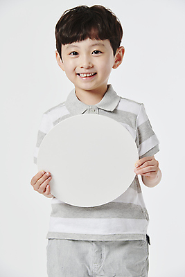 포토 JPG 스튜디오촬영 배너 남자 어린이 프레임 한명 미소 들기 소년 상반신 앞모습 한국인 원형 보여주기 소년한명만 국내포토 도형 1 뷰포인트 모션 실내 표정 사람 동양인 남자한명만 소년만 파일형식