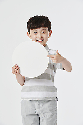 포토 JPG 스튜디오촬영 배너 남자 어린이 프레임 한명 미소 들기 소년 상반신 앞모습 한국인 가리킴 원형 보여주기 소년한명만 국내포토 도형 1 뷰포인트 모션 실내 표정 사람 동양인 손짓 남자한명만 소년만 파일형식