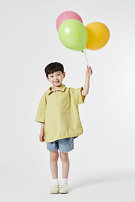 포토 JPG 스튜디오촬영 전신 남자 어린이 한명 서기 미소 소년 앞모습 한국인 잡기 풍선 풍선잡기 소년한명만 국내포토 1 뷰포인트 모션 실내 표정 사람 동양인 남자한명만 소년만 파일형식