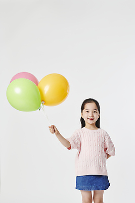 포토 JPG 스튜디오촬영 여자 어린이 한명 미소 소녀 상반신 앞모습 한국인 잡기 뒷짐 풍선 풍선잡기 소녀한명만 국내포토 1 뷰포인트 모션 실내 표정 사람 동양인 여자한명만 소녀만 파일형식