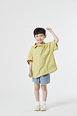 포토 JPG 스튜디오촬영 전신 남자 어린이 자 한명 서기 미소 들기 소년 앞모습 한국인 키재기 소년한명만 국내포토 1 뷰포인트 모션 문구용품 실내 표정 사람 동양인 측정 키_신체 남자한명만 소년만 파일형식