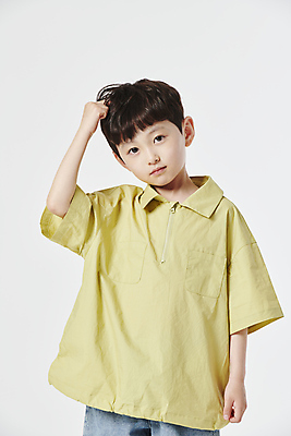 포토 JPG 스튜디오촬영 남자 어린이 생각 무표정 한명 소년 상반신 앞모습 한국인 고민 갸우뚱 소년한명만 머리긁기 국내포토 1 감정 뷰포인트 모션 실내 표정 사람 동양인 남자한명만 소년만 파일형식 긁기