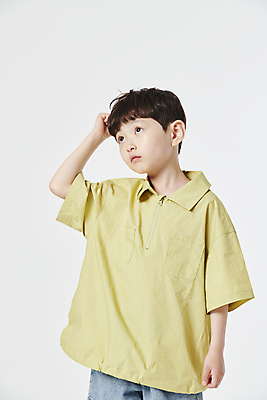 포토 JPG 스튜디오촬영 남자 어린이 생각 한명 소년 상반신 앞모습 옆모습 한국인 올려보기 고민 소년한명만 머리긁기 국내포토 1 감정 뷰포인트 모션 실내 사람 동양인 남자한명만 소년만 파일형식 긁기