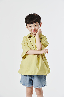 포토 JPG 스튜디오촬영 응시 남자 어린이 한명 미소 소년 상반신 앞모습 팔짱 턱괴기 한국인 소년한명만 국내포토 1 시선 뷰포인트 모션 실내 표정 사람 동양인 남자한명만 소년만 파일형식