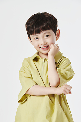 포토 JPG 스튜디오촬영 응시 남자 어린이 한명 미소 소년 상반신 앞모습 팔짱 턱괴기 한국인 소년한명만 국내포토 1 시선 뷰포인트 모션 실내 표정 사람 동양인 남자한명만 소년만 파일형식