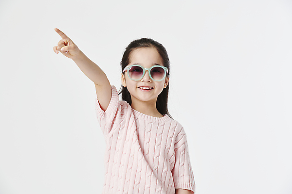 포토 JPG 스튜디오촬영 여자 어린이 한명 미소 소녀 상반신 앞모습 선글라스 손들기 한국인 가리킴 소녀한명만 국내포토 1 안경 뷰포인트 모션 실내 표정 사람 동양인 손짓 여자한명만 소녀만 파일형식