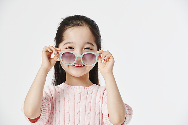 포토 JPG 스튜디오촬영 여자 어린이 한명 미소 소녀 상반신 앞모습 선글라스 한국인 잡기 벗기 소녀한명만 국내포토 1 안경 뷰포인트 모션 실내 표정 사람 동양인 여자한명만 소녀만 파일형식